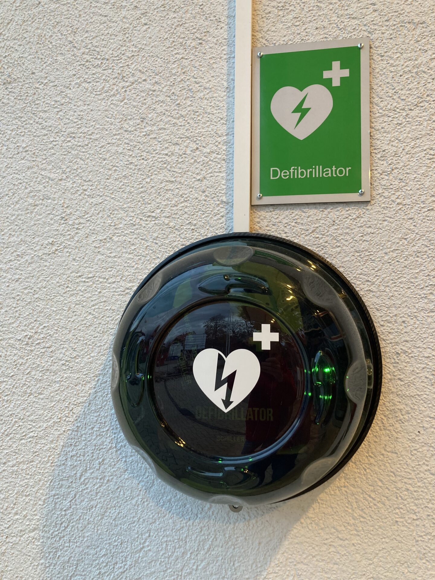 AED (Automatisierter Externer Defibrillator)